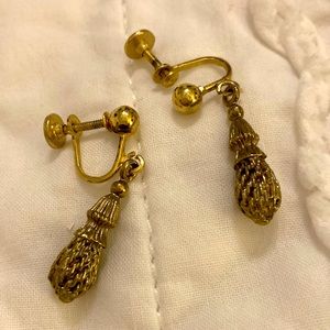 Heavy gold tone filigree gold tone screw back earrings. 1940s.